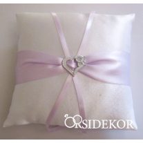 Gyűrűpárna szalaggal és brossal díszítve