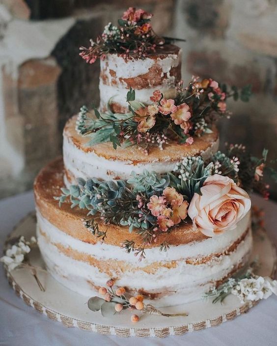 Esküvői torta virágdíszítéssel